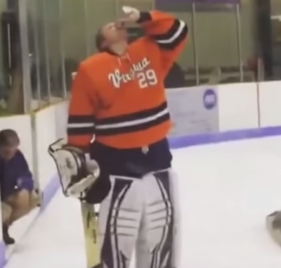 Ijshockey goalie slaat bier achterover